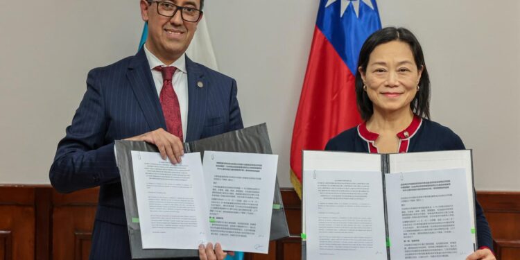 El ministro Jonathan Menkos Zeissig y la embajadora Vivia Chang suscribieron el acuerdo.