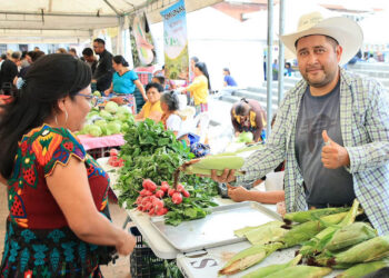 Regresa a Plaza Barrios la Feria del Agricultor, con productos frescos y precios accesibles