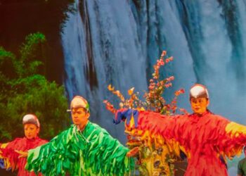 Cientos de estudiantes disfrutaron la obra «Últimos latidos, voces de Guatemaya» del Ballet Moderno y Folklórico