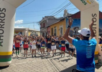 Niñas y niños de Sololá participan en fase departamental de campo traviesa