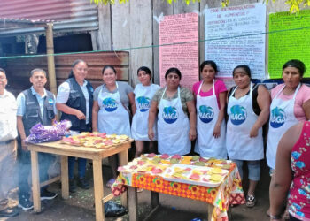 Familias de Santa Lucía Cotzumalguapa aprenden la transformación de alimentos saludables