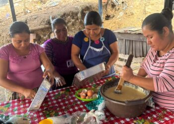 Familias de Baja Verapaz aprenden repostería artesanal y aprovechamiento del huerto