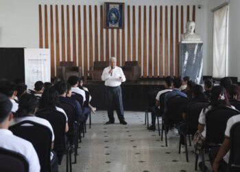El Premio Nacional de Literatura 2025, Adolfo Méndez Vides conversó con alumnos de cuarto y quinto bachillerato