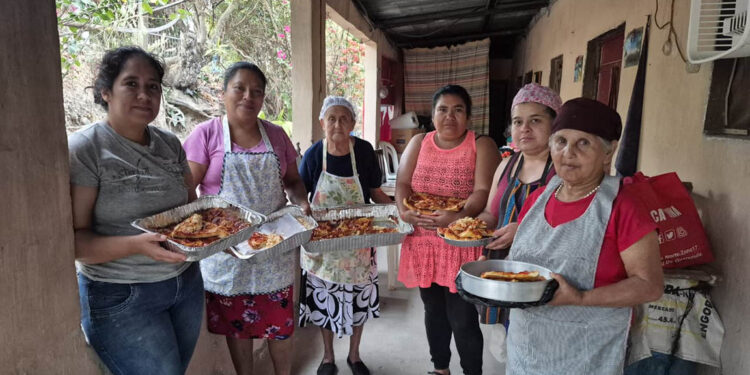 Familias aprenden a elaborar recetas nutritivas y emprendimiento