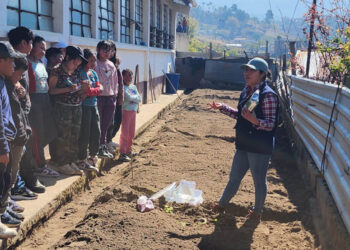 Estudiantes aprenden a crear huertos escolares en Totonicapán