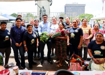 Plaza Barrios se llena de color y sabor con el regreso de la Feria del Agricultor