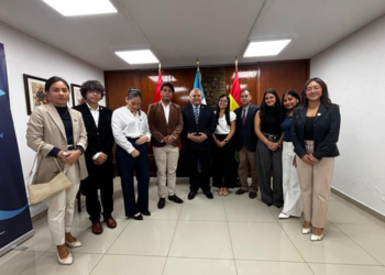 Embajador de Guatemala dialoga con estudiantes de Relaciones Internacionales en Lima