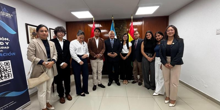 Embajador de Guatemala dialoga con estudiantes de Relaciones Internacionales en Lima