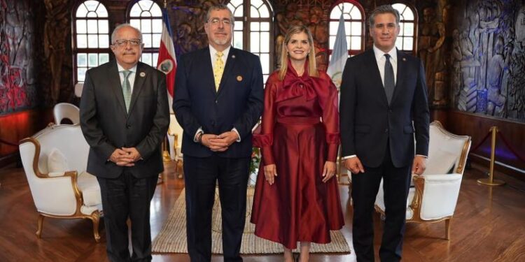 Presidente Bernardo Arévalo sostiene reunión bilateral con presidenta electa de Costa Rica