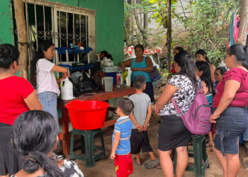 Instruyen a mujeres de Retalhuleu en la producción de insumos para el hogar