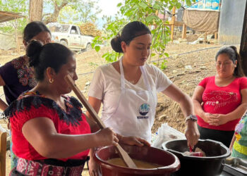 Mujeres de Baja Verapaz realizan emprendimiento con la elaboración de pan de banano