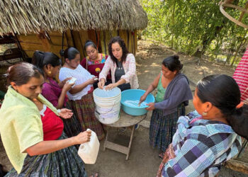 Mujeres de San Luis aprenden a elaborar jabón líquido