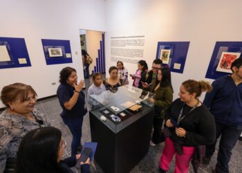 Visitantes conocen la historia gráfica del país y el valor del grabado en acero en un recorrido cultural.