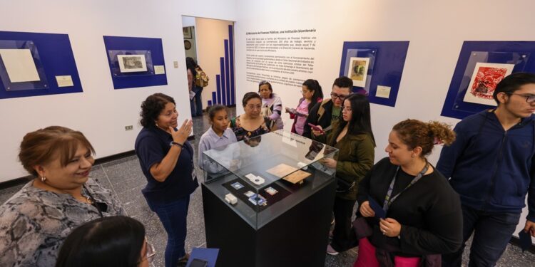 Visitantes conocen la historia gráfica del país y el valor del grabado en acero en un recorrido cultural.