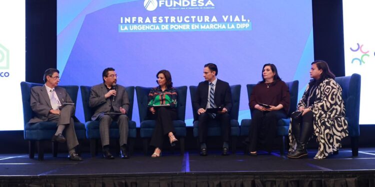 El panel fue organizado por la Fundación para el Desarrollo de Guatemala (Fundesa).