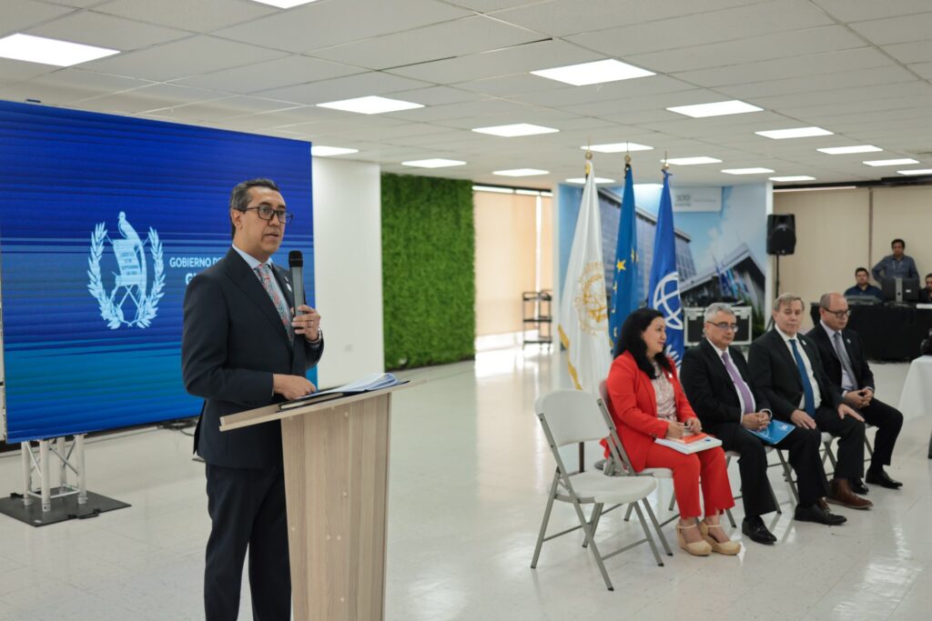 Jonathan Menkos Zeissig, ministro de Finanzas Públicas, inauguró el evento.