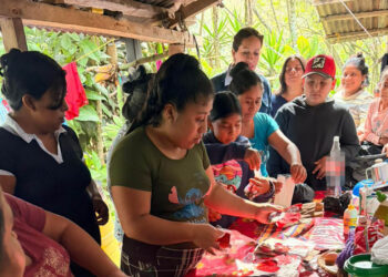 Taller de chocolate artesanal impulsan el emprendimiento rural en Santa Rosa