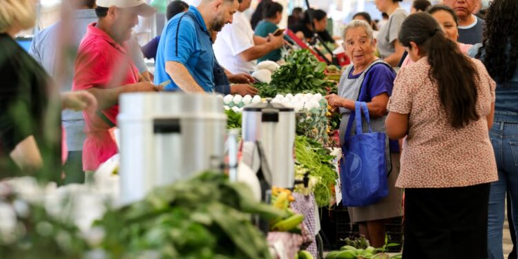 Vecinos de Fraijanes beneficiados con productos frescos en la Feria del Agricultor