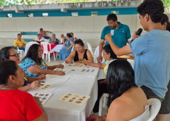 Museo Regional Mundo Maya celebró a madres y docentes con la actividad “Lotería Maya”  En el marco del Día de la Madre, el Museo Regional Mundo Maya realizó la actividad “Lotería Maya” dirigida a madres de familia y docentes de la comunidad.  Como parte de las actividades programadas durante el Mes de los Museos, se realizó la actividad “Lotería Maya”, dirigida a madres de familia y profesoras de la Escuela Oficial Rural Mixta “Cesáreo Cetina”, ubicada en San Miguel, Flores, Petén.  La jornada se llevó a cabo el 08 de mayo, en horario de 9:00 a 10:00 horas, en el Museo Regional Mundo Maya, y estuvo a cargo de sus colaboradores, quienes promovieron un espacio de convivencia, aprendizaje y reconocimiento a las madres y docentes de la comunidad educativa local.  La dinámica consistió en una lotería temática inspirada en la cultura maya, que incluyó elementos relacionados con lugares turísticos, piezas representativas de los museos de Petén y aspectos de la gastronomía regional, permitiendo a las participantes fortalecer sus conocimientos sobre el patrimonio cultural de Guatemala de una manera lúdica y participativa.  Actividad educativa  El Museo Regional Mundo Maya ha mantenido, durante casi 12 años, una estrecha relación con la comunidad educativa local, desarrollando actividades educativas, socioculturales y ambientales que fortalecen el vínculo entre el museo y la población; representó un reconocimiento al importante papel que desempeñan las madres de familia y docentes en la formación cultural y comunitaria.  La actividad se enmarca en el lema del Día Internacional de los Museos 2026, impulsado por el ICOM: “Museos uniendo un mundo dividido”, el cual resalta el papel de los museos como espacios que contribuyen a reducir desigualdades y promover sociedades más justas, inclusivas y pacíficas.