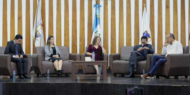 Hemeroteca Nacional abrió diálogo sobre libertad de prensa con conversatorio “Tinta indómita”