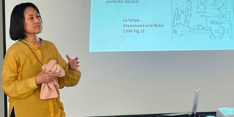 Brindan conferencia sobre estructuras postclásicas del sitio arqueológico Tayasal