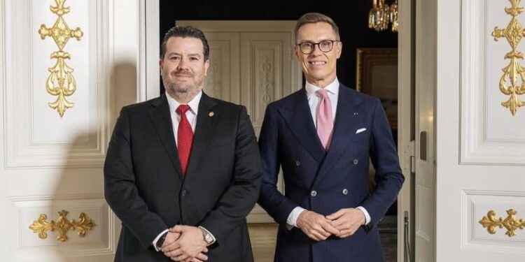 Embajador de Guatemala presenta cartas credenciales al presidente de Finlandia