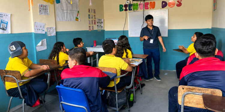 Realizan jornada de vacunación avícola en Petén