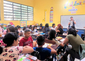 Jugando aprenden de nutrición y huertos