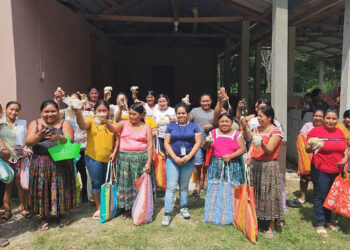 Entregan 300 aves mejoradas a mujeres productoras de Poptún