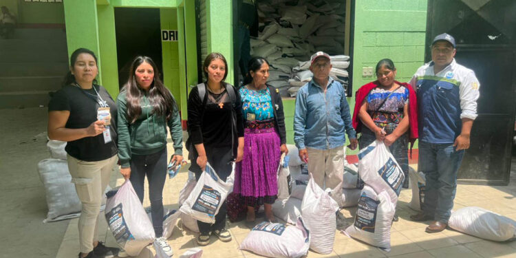 Familias agricultoras de San Marcos y Suchitepéquez reciben insumos para la siembra
