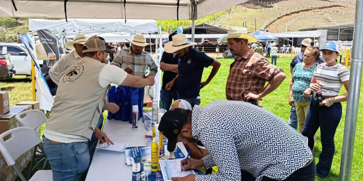 Productores se capacitan para prevenir y controlar el Gusano Barrenador