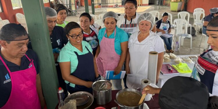 Educadoras del Hogar se tecnifican en la transformación de plátano y ajonjolí
