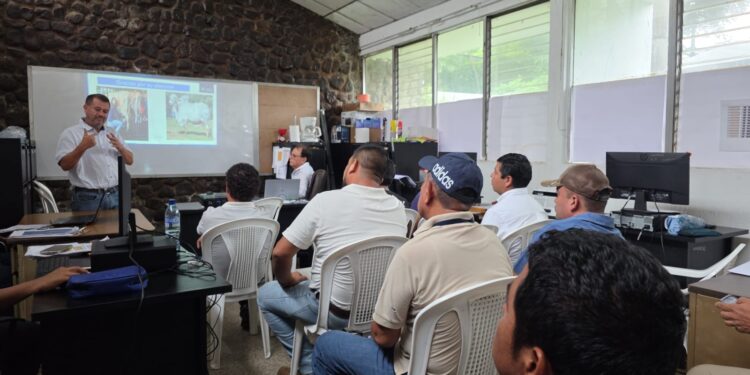 Personal técnico de Escuintla capacitado para prevenir el Gusano Barrenador