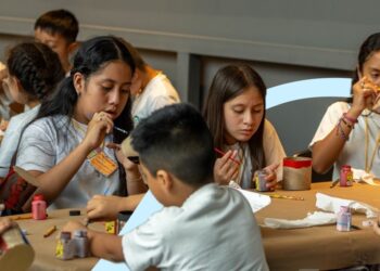 Estudiantes exponen su creatividad con vasos cerámicos en el MUNAE