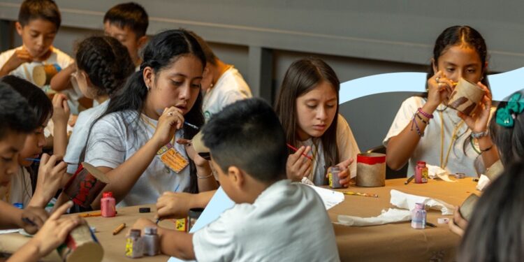 Estudiantes exponen su creatividad con vasos cerámicos en el MUNAE
