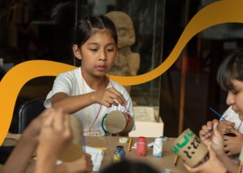 Niñas y niños exploran la cerámica prehispánica en taller del MUNAE