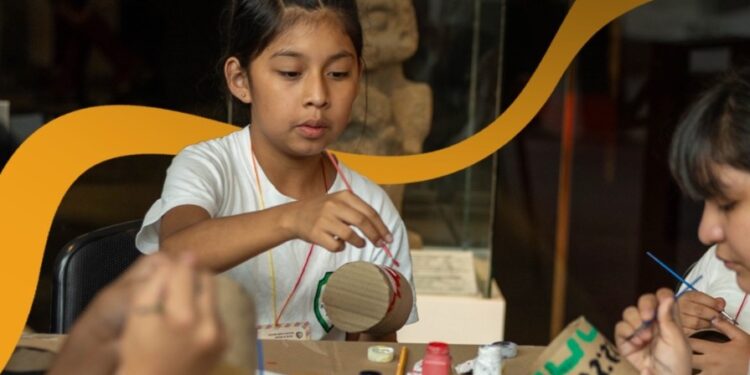 Niñas y niños exploran la cerámica prehispánica en taller del MUNAE