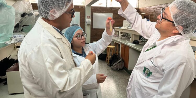Estudiantes de la ENCA evalúan la calidad y normatividad en la producción de bebidas