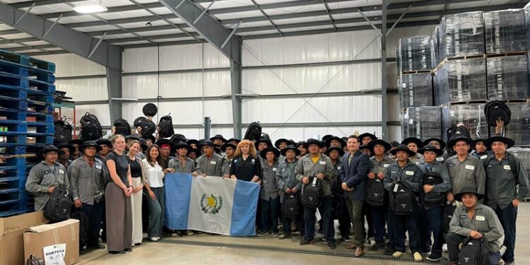 Consulado General de Guatemala en Toronto visita empresas agrícolas y brinda orientación a trabajadores temporales
