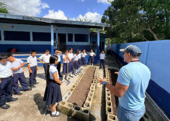 Aprenden a cultivar alimentos y hábitos saludables en San José La Arada