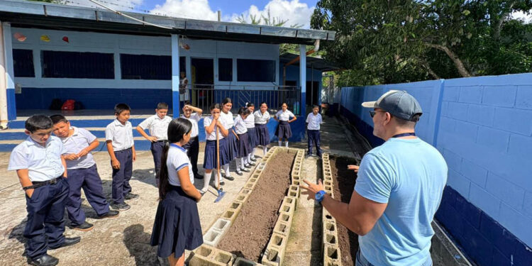 Aprenden a cultivar alimentos y hábitos saludables en San José La Arada