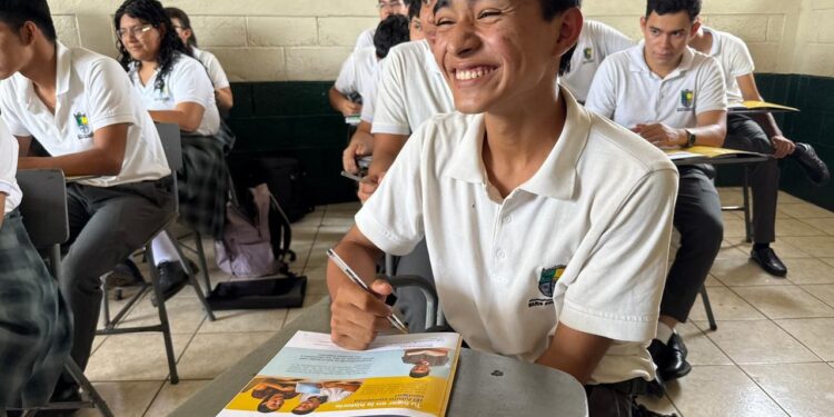 Jóvenes aprenden que le dinero público es de todos