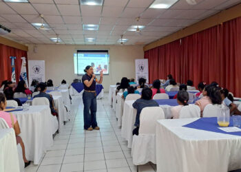 Productoras fortalecen su liderazgo y participación durante taller
