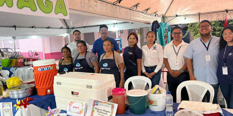Promueven comercialización de productos artesanales en Feria del Emprendimiento