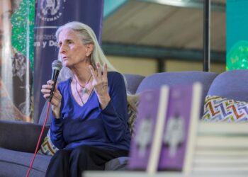 Margarita Kénefic comparte su obra “Teatro de rescate” en Fil Xela