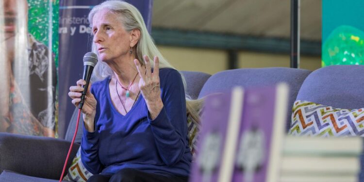 Margarita Kénefic comparte su obra “Teatro de rescate” en Fil Xela