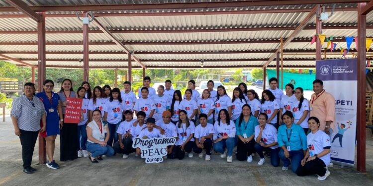Capacitan a estudiantes en Zacapa sobre el valor cultural de la indumentaria Xinka