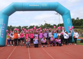 Más de 300 mujeres participan en la carrera 5K Mujer Activa en el Parque Erick Barrondo