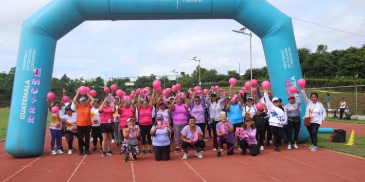 Más de 300 mujeres participan en la carrera 5K Mujer Activa en el Parque Erick Barrondo