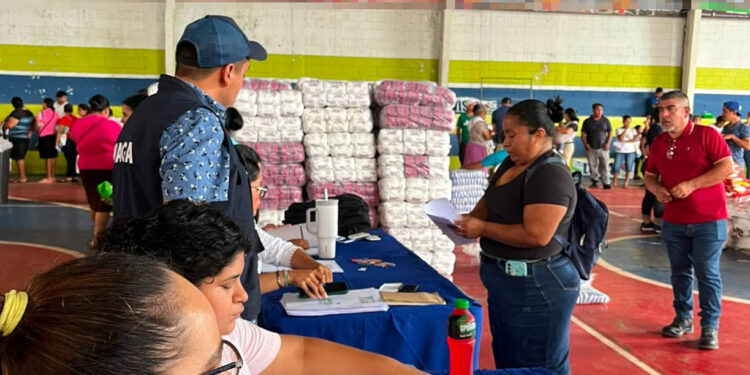 Reciben alimentos como incentivo por impulsar el desarrollo de sus comunidades